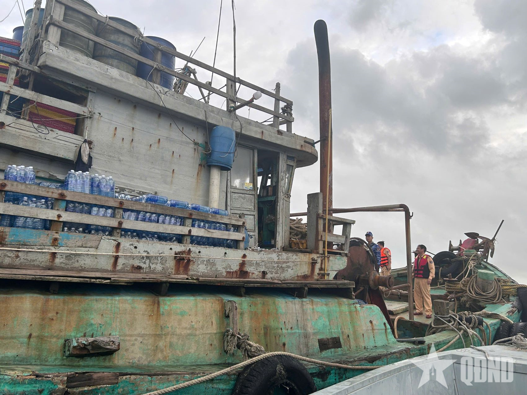 Vùng Cảnh sát biển 2 phối hợp bắt giữ 2 tàu cá không có giấy tờ chứng minh nguồn gốc hợp pháp